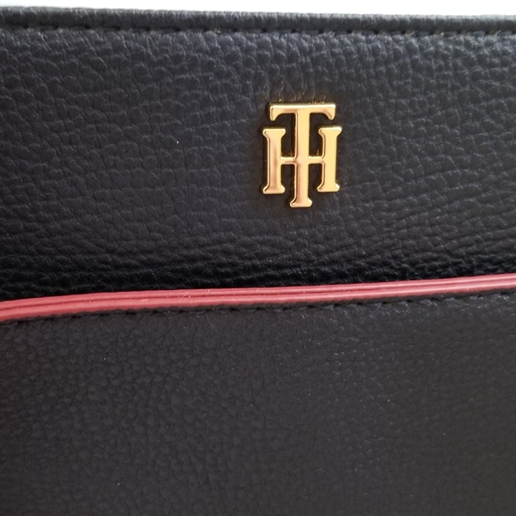 Tommy Hilfiger Tote Purse With Wristlet NWT - Picture 4 of 8
